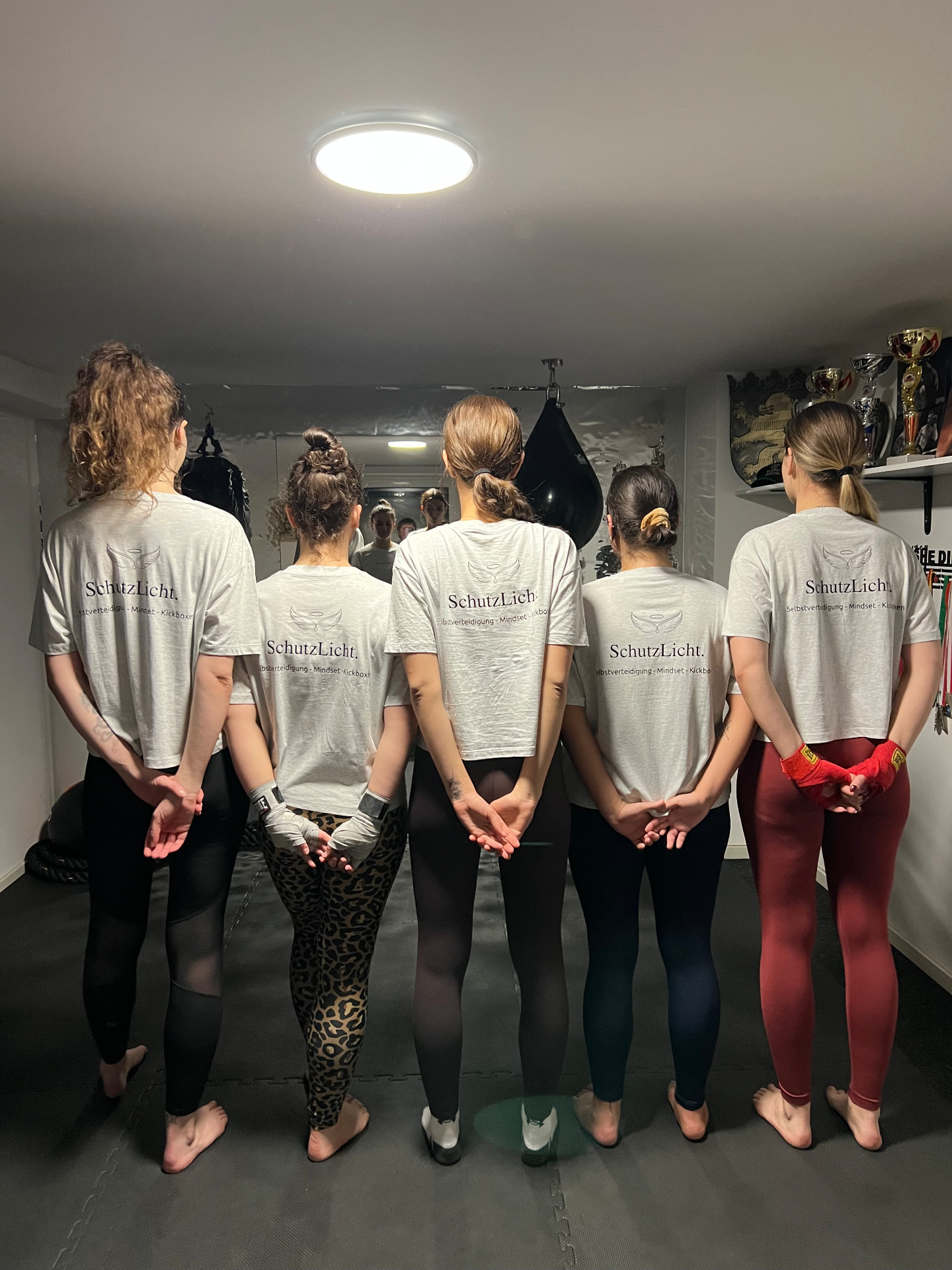Gruppe in SchutzLicht. T-Shirts – Gemeinschaft und Mindset im Training