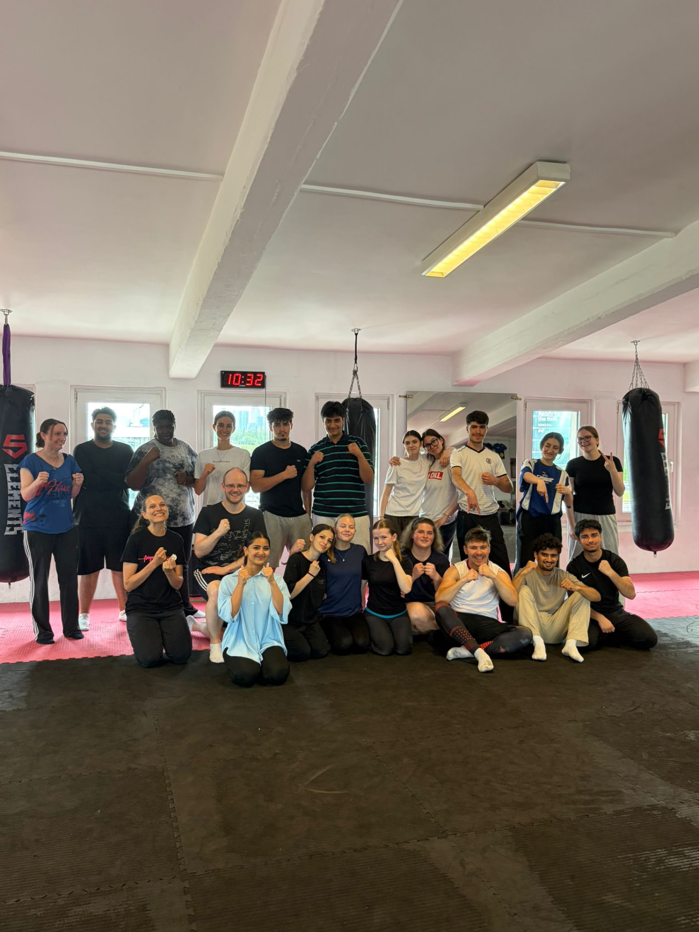 Gruppe nach einem Selbstverteidigungs-Workshop im Training